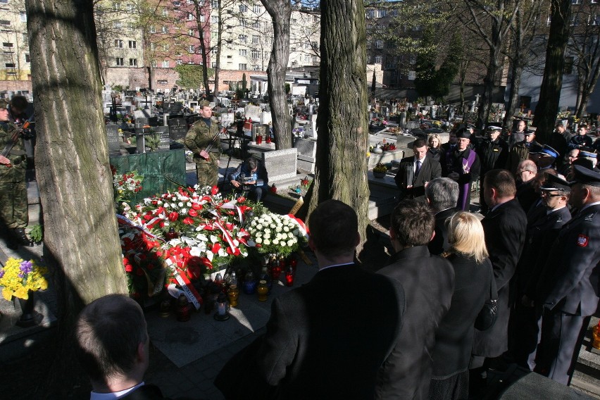 8:41 w Katowicach: Biły dzwony, prawie 100 osób na cmentarzu [ZDJĘCIA]
