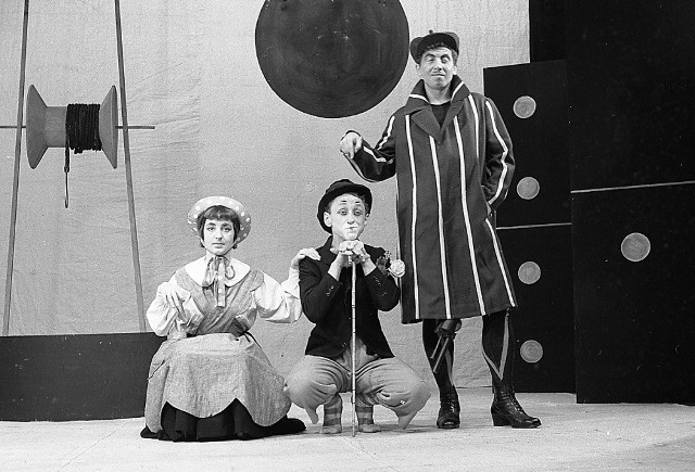 Stanisław Michalski  (stoi), obok - Zofia Czerwińska i Tadeusz Wojtych w  spektaklu &quot;Jonasz i błazen&quot; (teatr Wybrzeże, 1958)