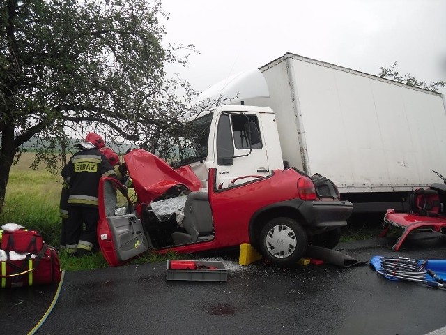 Opel corsa wylądował pod kołami ciężarówki