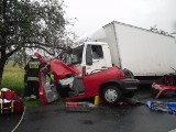 Powiat śremski: Groźny wypadek na zakręcie drogi. Kierująca samochodem trafiła do szpitala