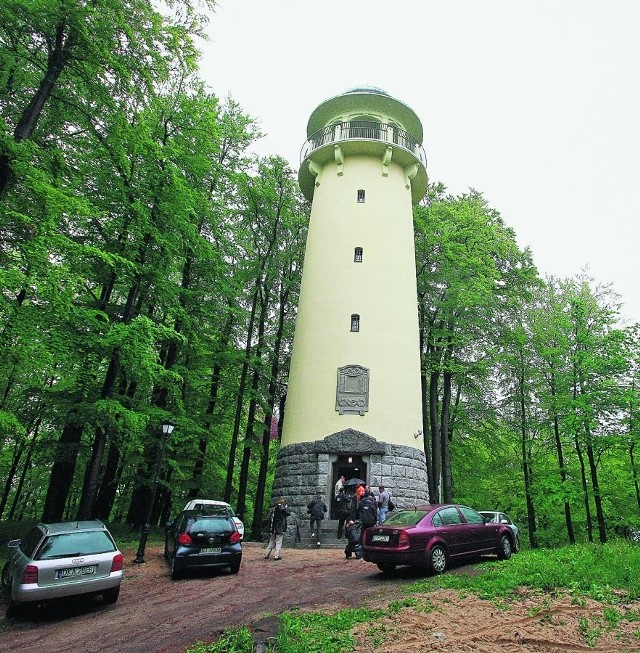 Niedawno było tu pięknie i czysto. Dziś są rozwalone ławki, zniszczone lampy i poręcze