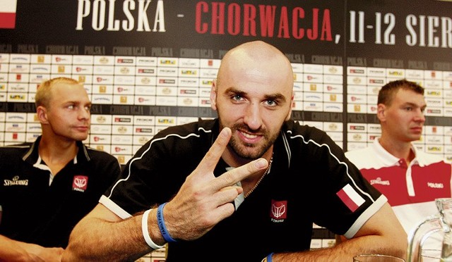 Marcin Gortat wymownym gestem zapowiada sukces reprezentacji Polski. Obok Łukasz Koszarek (od lewej) i Adam Wójcik