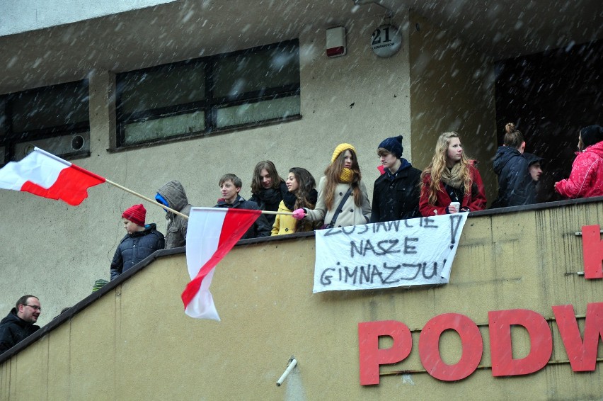 Kraków: rodzice protestowali w sprawie Gimnazjum nr 21