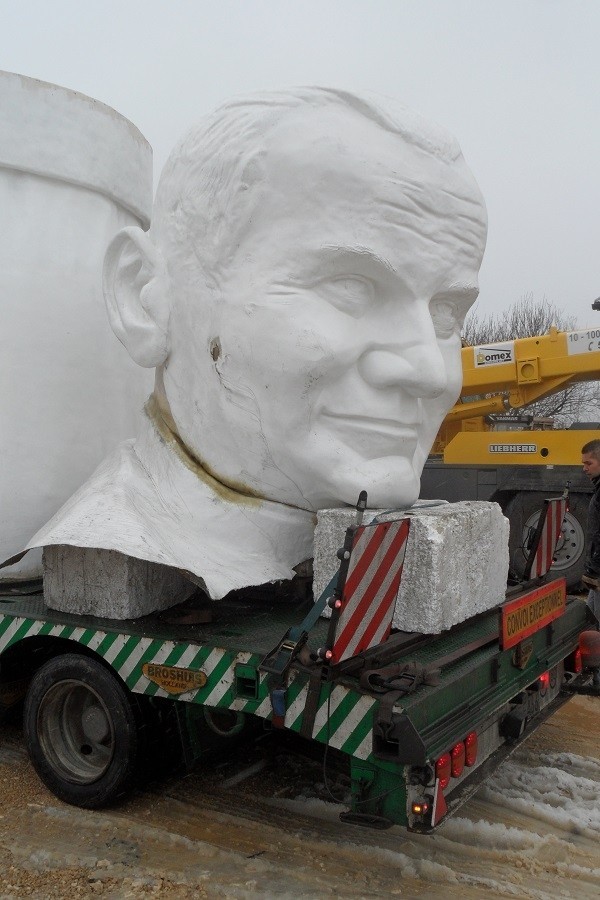 Częstochowa: Pomnik Jana Pawła II kompletny. Montaż od jutra! [ZDJĘCIA i WIDEO]