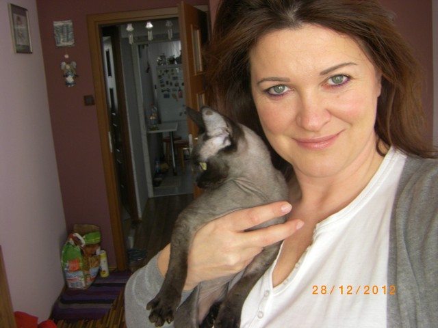 Joanna Wiśniewska ze swoją nową sympatią, kotkiem Edim.