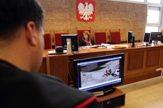 Sąd zapoznaje się z komputerowymi animacjami obrazującymi przebieg zajścia