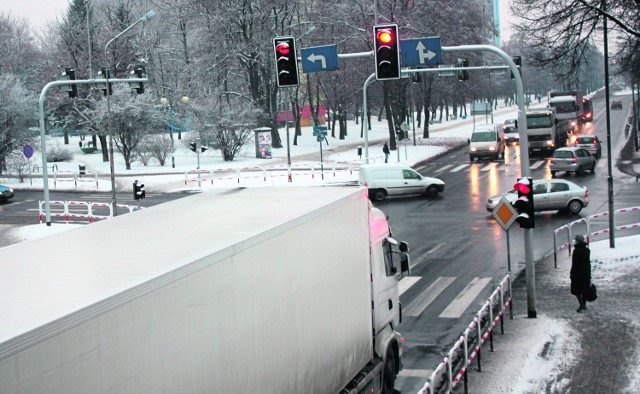 Drogą krajową nr 78, między innymi przez Zawiercie, przejeżdża codziennie wiele tirów