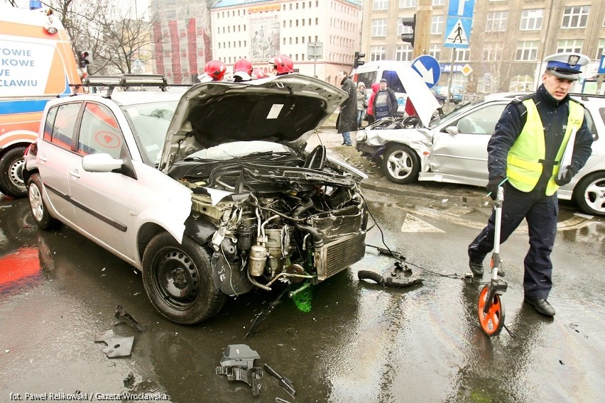 Wrocław: Wypadek na Legnickiej, dwie osoby ranne (ZDJĘCIA)