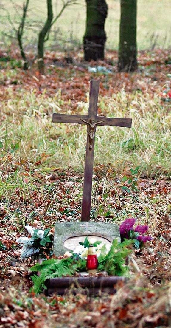 Samotny grób Karolinki na cmentarzu  w  Bzinicy