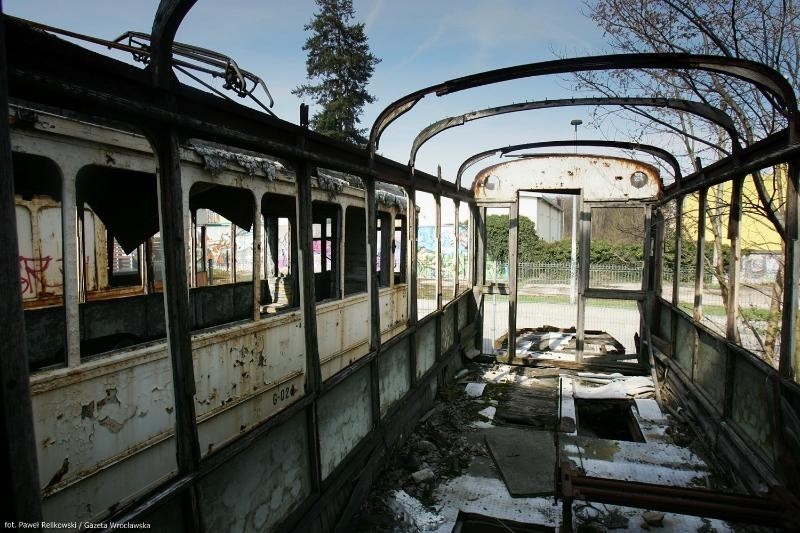 Cmentarzysko tramwajów we Wrocławiu. Zobacz jak niszczeją zabytki (ZDJĘCIA)