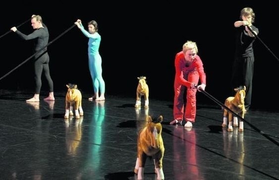 Za pomocą nietypowych rekwizytów szwajcarski choreograf Gilles Jobin wprowadza nas w świat  dziecka