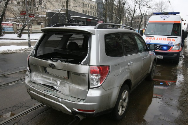 Tramwaj linii 13 zderzył się z samochodem na Zielonej przy Wólczańskiej.