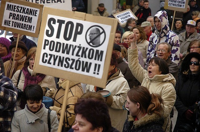 Zebrani uderzali w bębny i garnki oraz krzycząc domagali się odwołania prezydenta Adamowicza