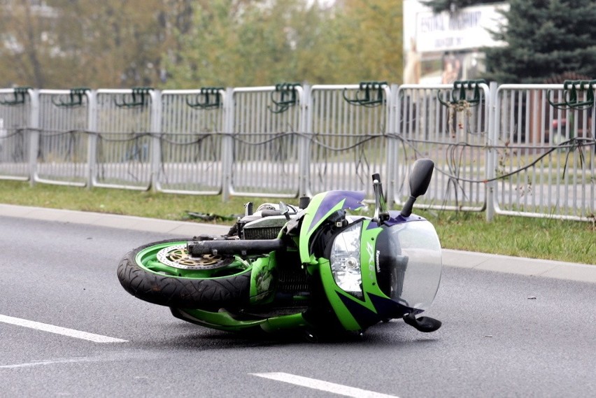 Ul. Jana Pawła II: Zderzenie motocyklisty z fiatem 126p