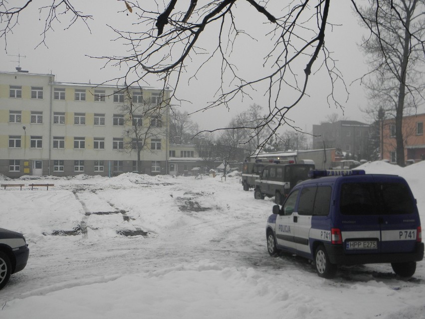 Saperzy usuwają niewybuchy sprzed szkoły w Częstochowie