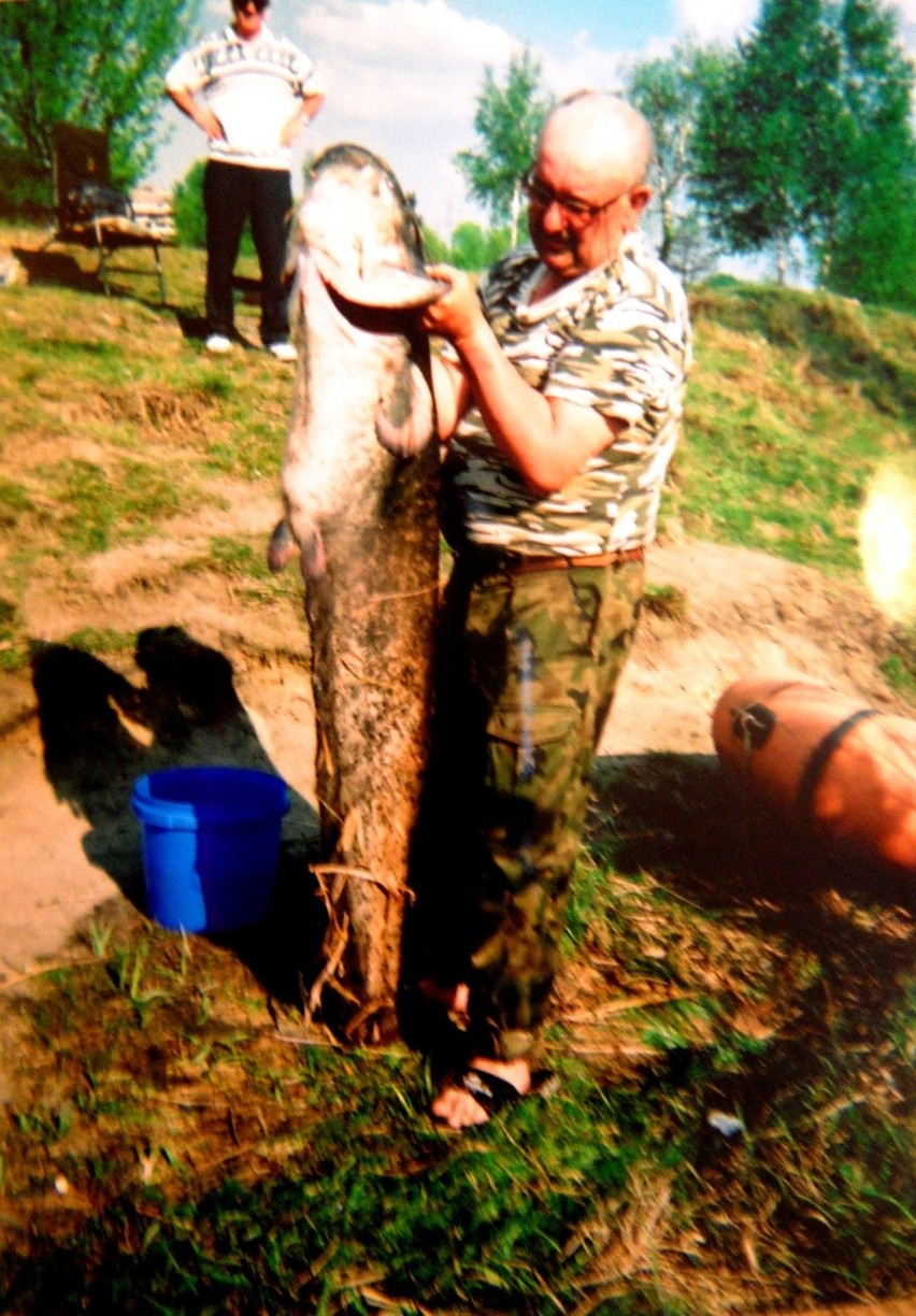 Zdzisław Kalinowski sfotografował suma złowionego w...