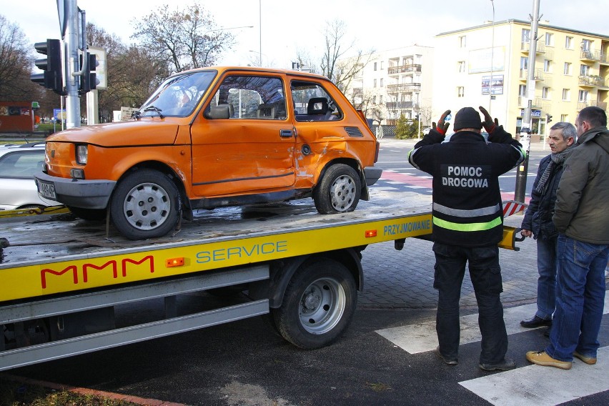 Poznań: Wypadek na skrzyżowaniu Bukowskiej z Grochowską. Maluch w płomieniach!