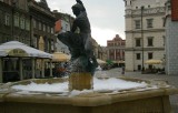 Poznań: Spieniła się fontanna na Starym Rynku