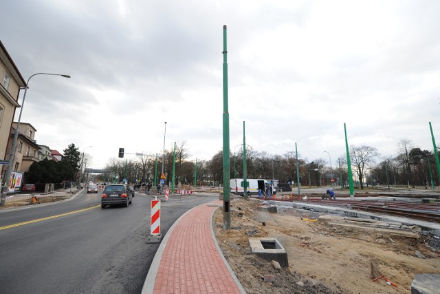 Na rondzie Nowaka Jeziorańskiego wylano już asfalt na torowisku tramwajowym