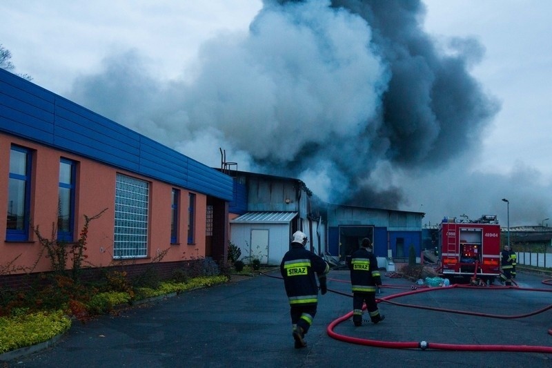 W Śmiglu strażacy walczyli z pożarem hali magazynowej