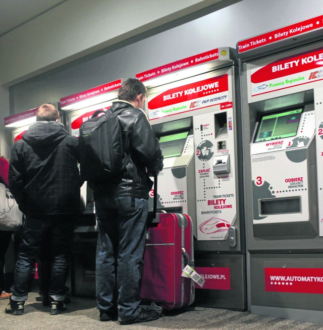4 automaty biletowe stoją w tunelu, na Dworcu Głównym.
