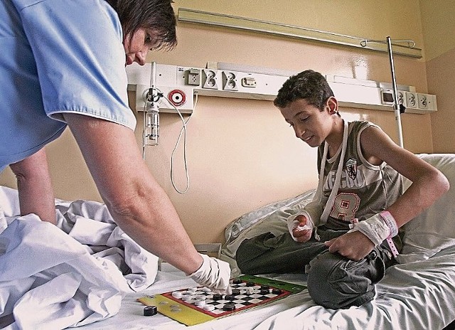 Pielęgniarki umilają małym pacjentom wolny czas warcabami