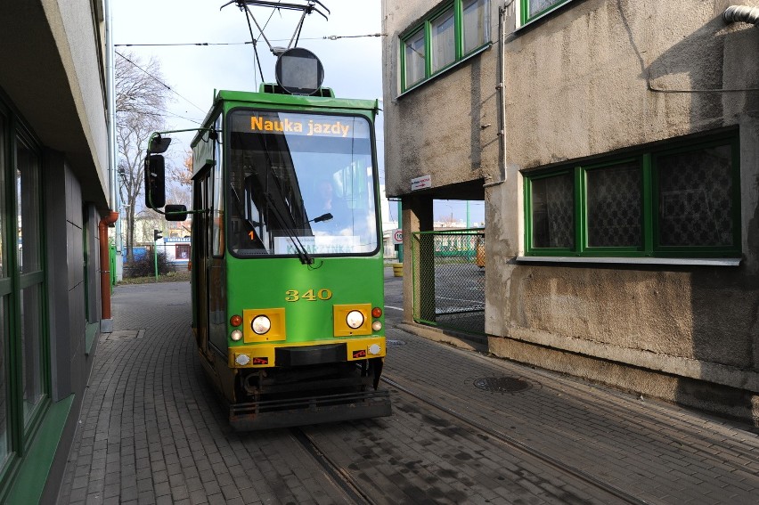 Poznań: MPK z pasażerami świętowało &quot;katarzynki&quot; [ZDJĘCIA]