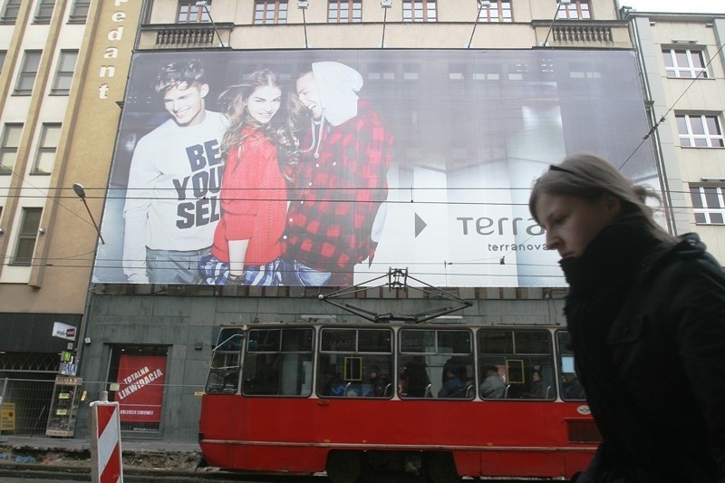 Oto reklama w Katowicach: brzydka i chaotyczna