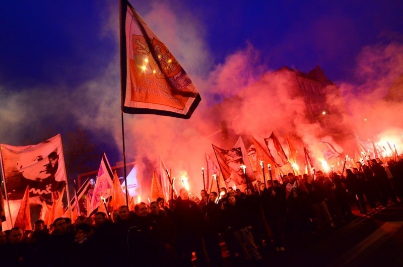 Poznań: Marsz Zwycięstwa w hołdzie powstańcom wielkopolskim. Flagi, pochodnie, race... [ZDJĘCIA]