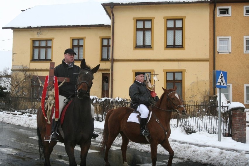 Arcybiskup Wiktor Skworc na procesji konnej w Pietrowicach Wielkich [ZDJĘCIA]