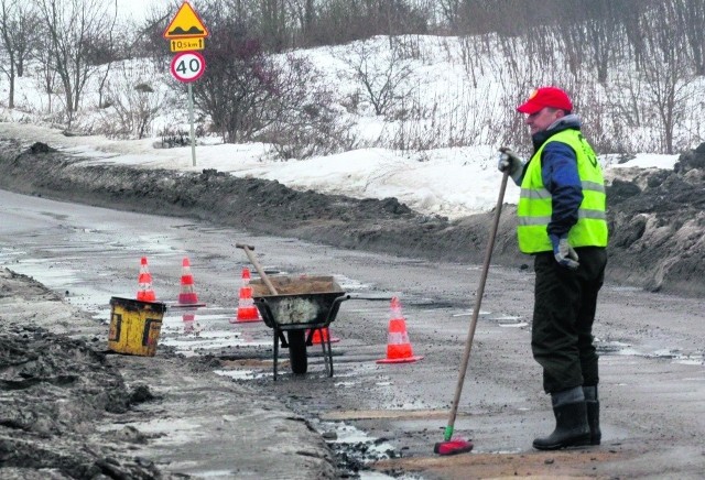 Czwartkowe łatanie dziurawej nawierzchni ulicy Warszawskiej w Gdańsku