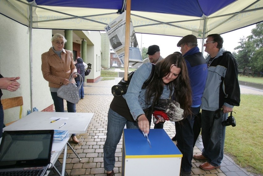 Prareferendum w sprawie autonomii Śląska w strugach deszczu [ZDJĘCIA]