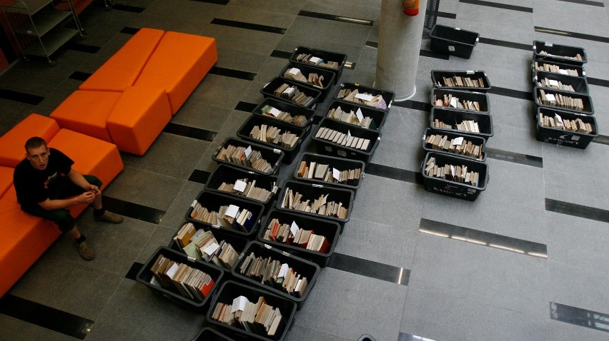 Superbiblioteka w Katowicach: Przenoszą 800 tysięcy książek [ZDJĘCIA]