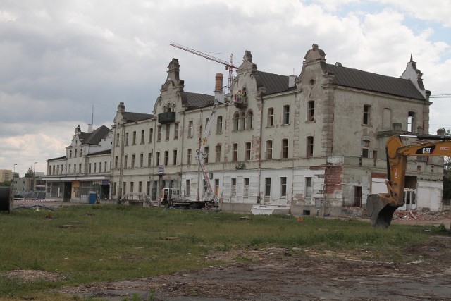 W czerwcu rozpoczęła się rozbiórka budynku dworca Łódź Fabryczna. Trwała trzy tygodnie