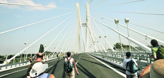 Most Rędziński na Odrze we Wrocławiu ma najwyższy, 122-metrowy, pylon w Polsce. Jest też największym mostem