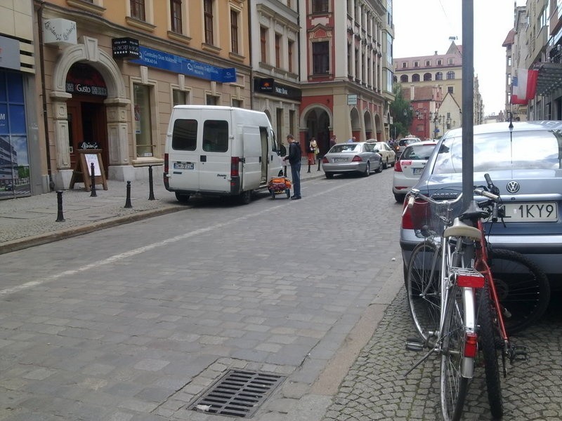 Kierowcy zastawiają kontrapasy. A policja karze rowerzystów za jazdę chodnikami