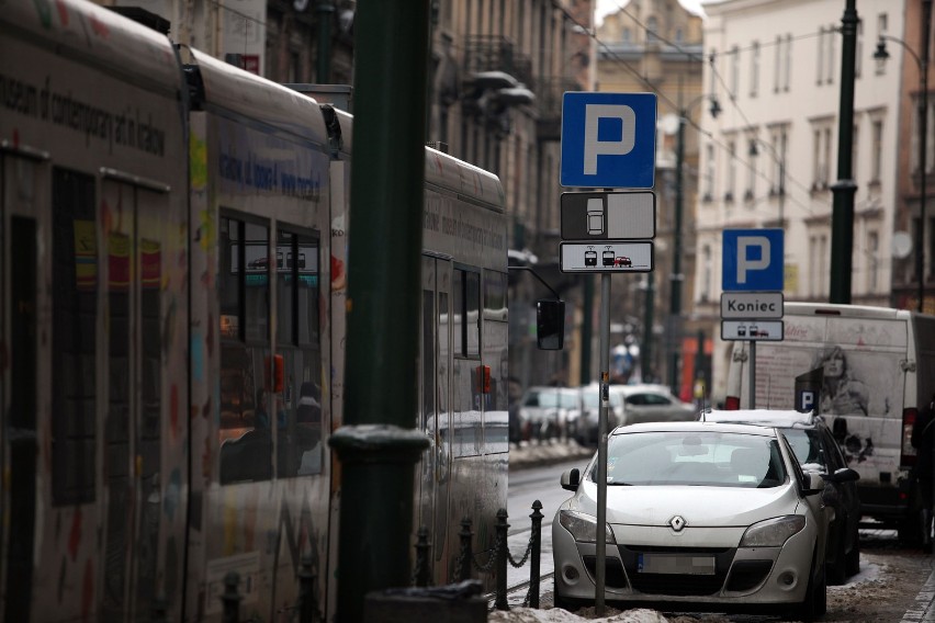 Kraków: ul. Długą notorycznie blokują kierowcy [ZDJĘCIA]