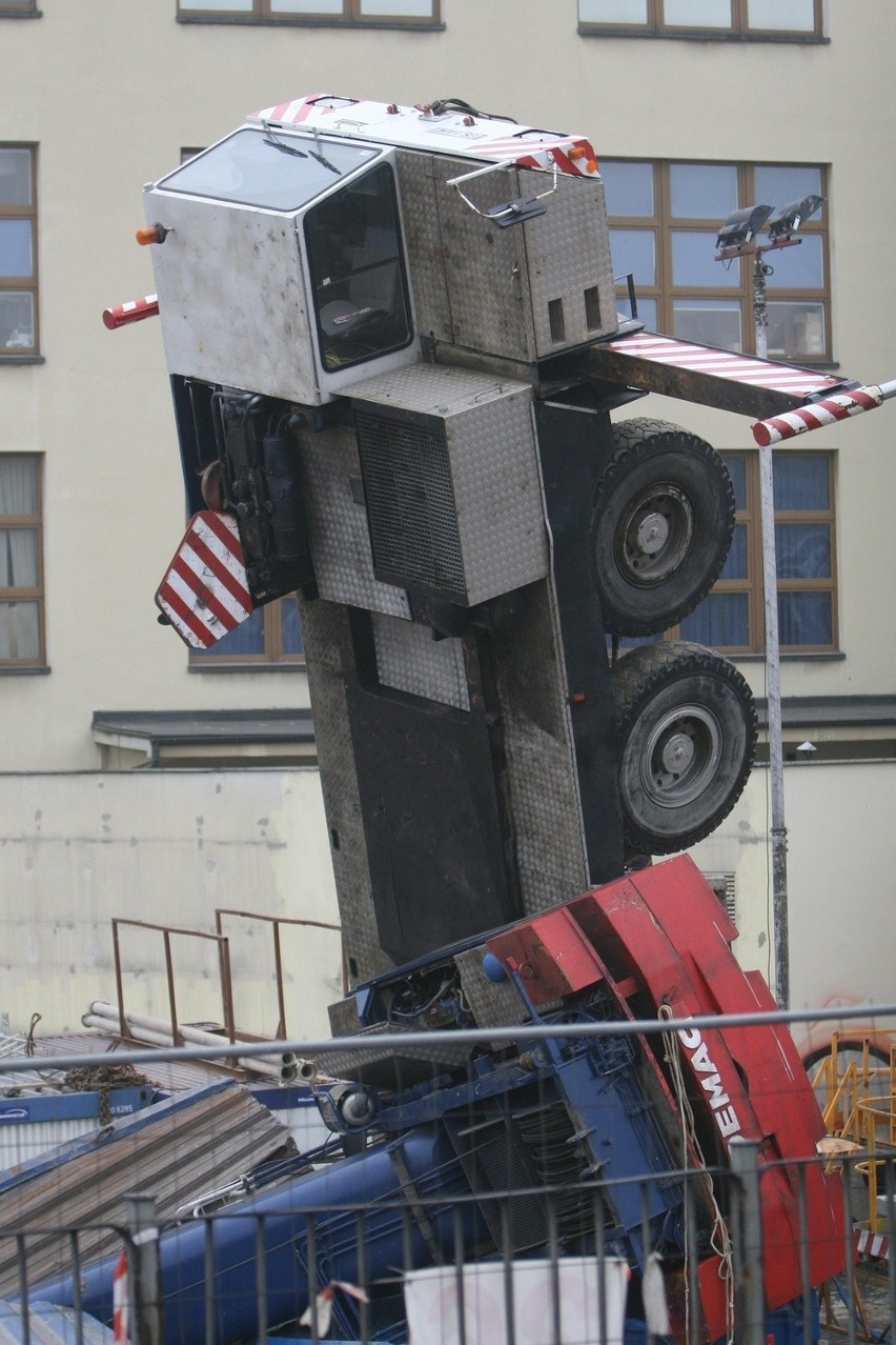 Wypadek na budowie dworca w Katowicach. Dźwig poczeka do czwartku [ZDJĘCIA]