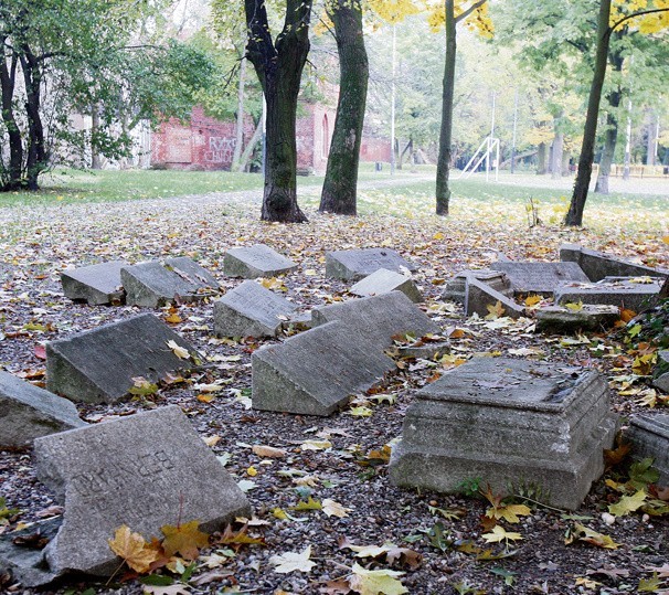 Jedna z pozostałości cmentarza Wiznera - brama wjazdowa