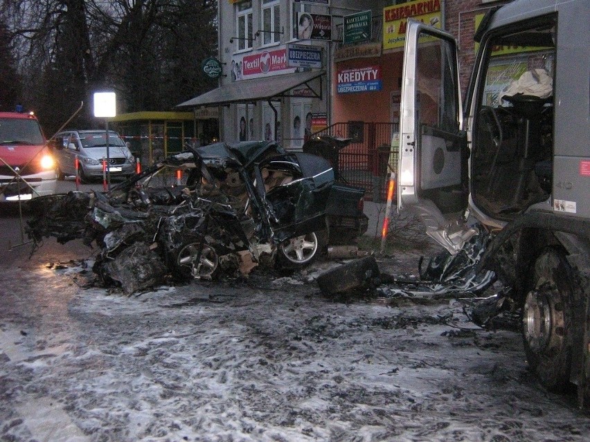 Zderzenie BMW z cysterną w Tomaszowie: Zginęły dwie osoby