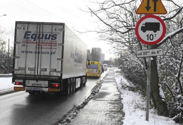 Kierowca tira czy autobusu? Który z nich jest większym zagrożeniem?