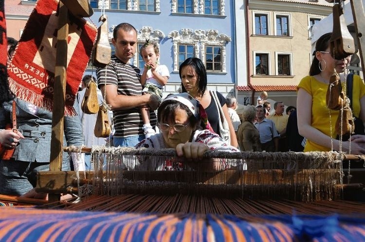 ...zobaczyć, jak wygląda praca tkaczy...