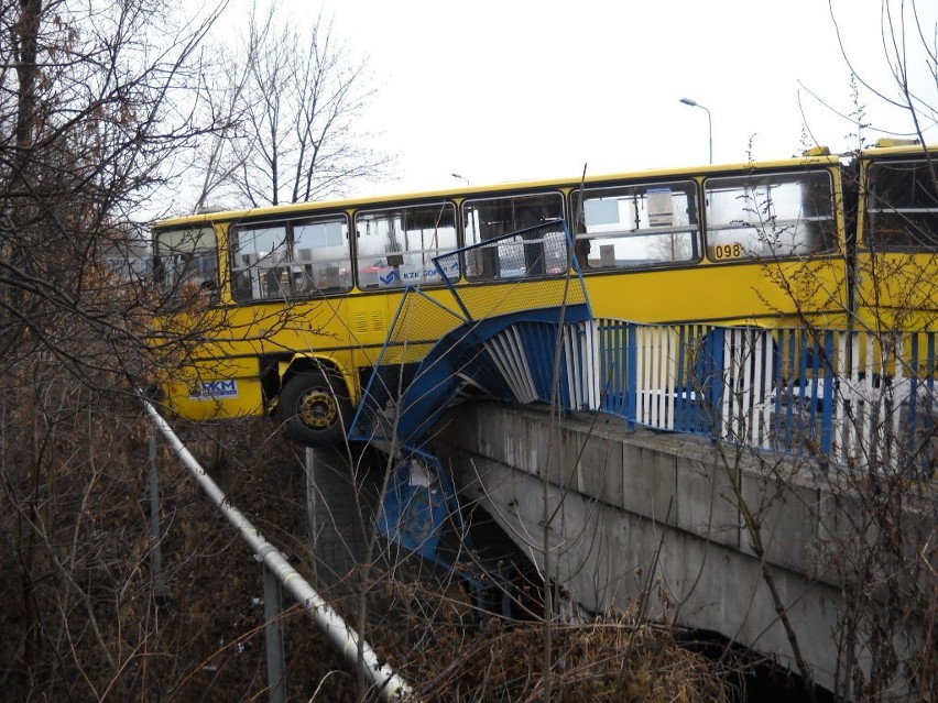 Pięć osób poszkodowanych w zderzeniu autobusów w Mysłowicach [ZDJĘCIA]