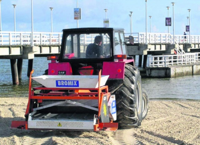 Przesiewanie piasku to najskuteczniejsza metoda na oczyszczenie plaż z niedopałków