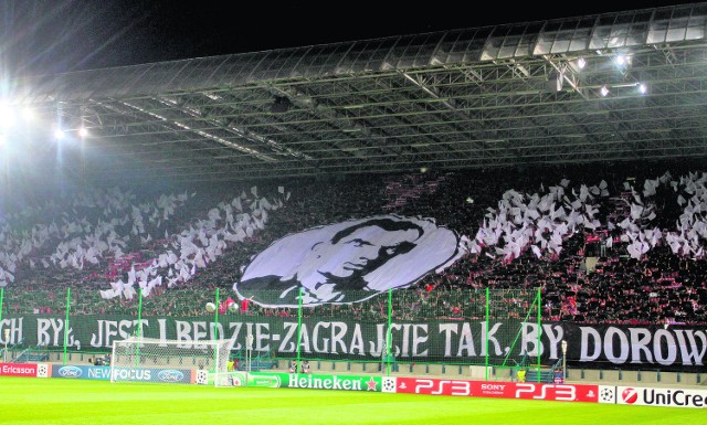 Przed meczem z APOEL-em Nikozja kibice Wisły zaprezentowali efektowną oprawę, odwołującą się do klubowej legendy - Henryka Reymana