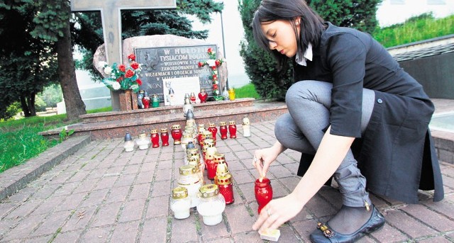 Pod pomnikiem katyńskim piotrkowianie już oddawali cześć ofiarom katastrofy.