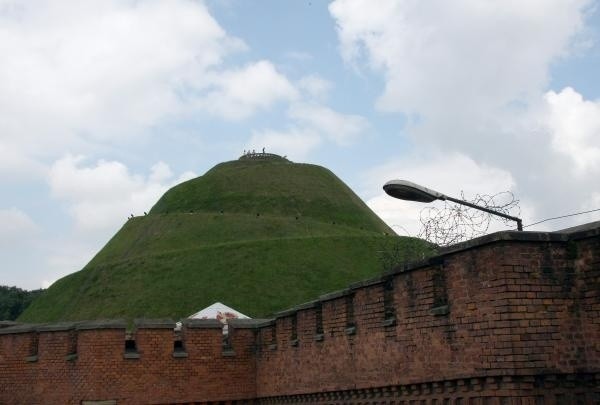 Kopiec Kraka ma 57 metrów średnicy i 16 metrów wysokości