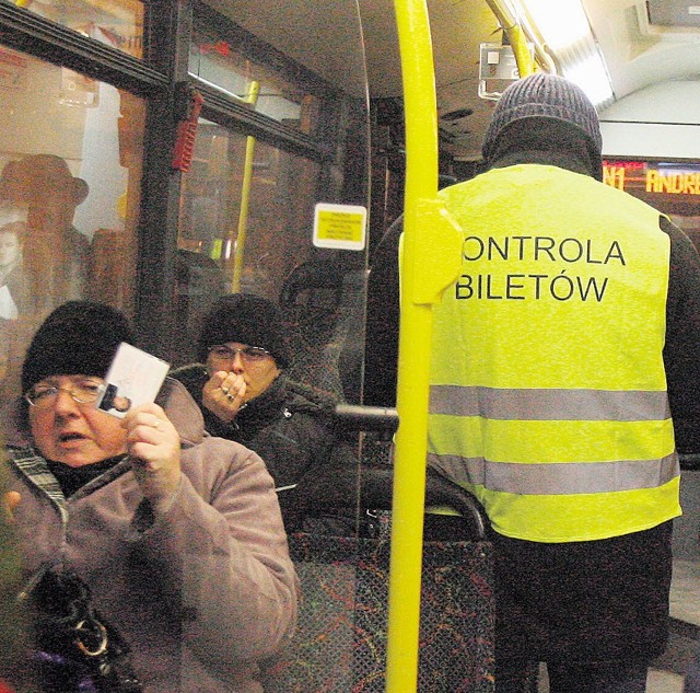 Mniej gapowiczów odmawia okazania dokumentów.