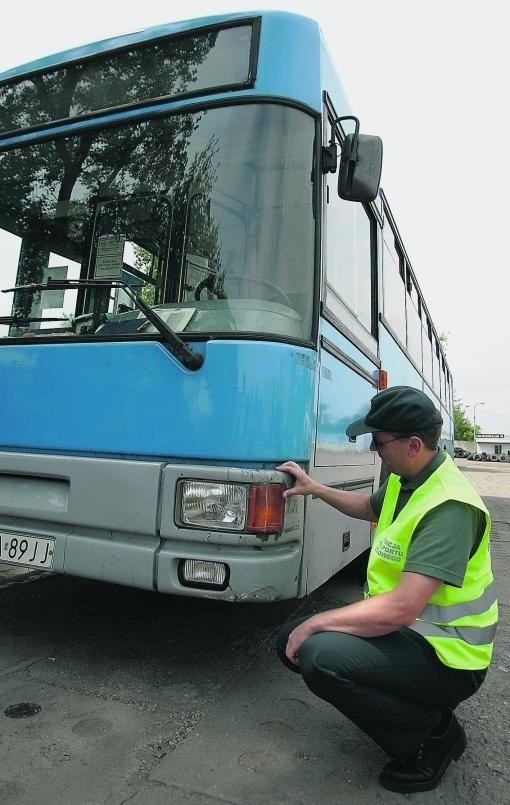 Pojazd kursujący po Wrocławiu okazał się wrakiem. Kierunkowskaz był przylepiony taśmą