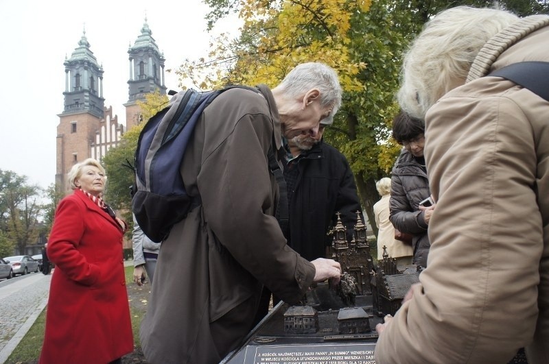 Poznań: Przed katedrą odsłonięto makietę Ostrowa Tumskiego [ZDJĘCIA]